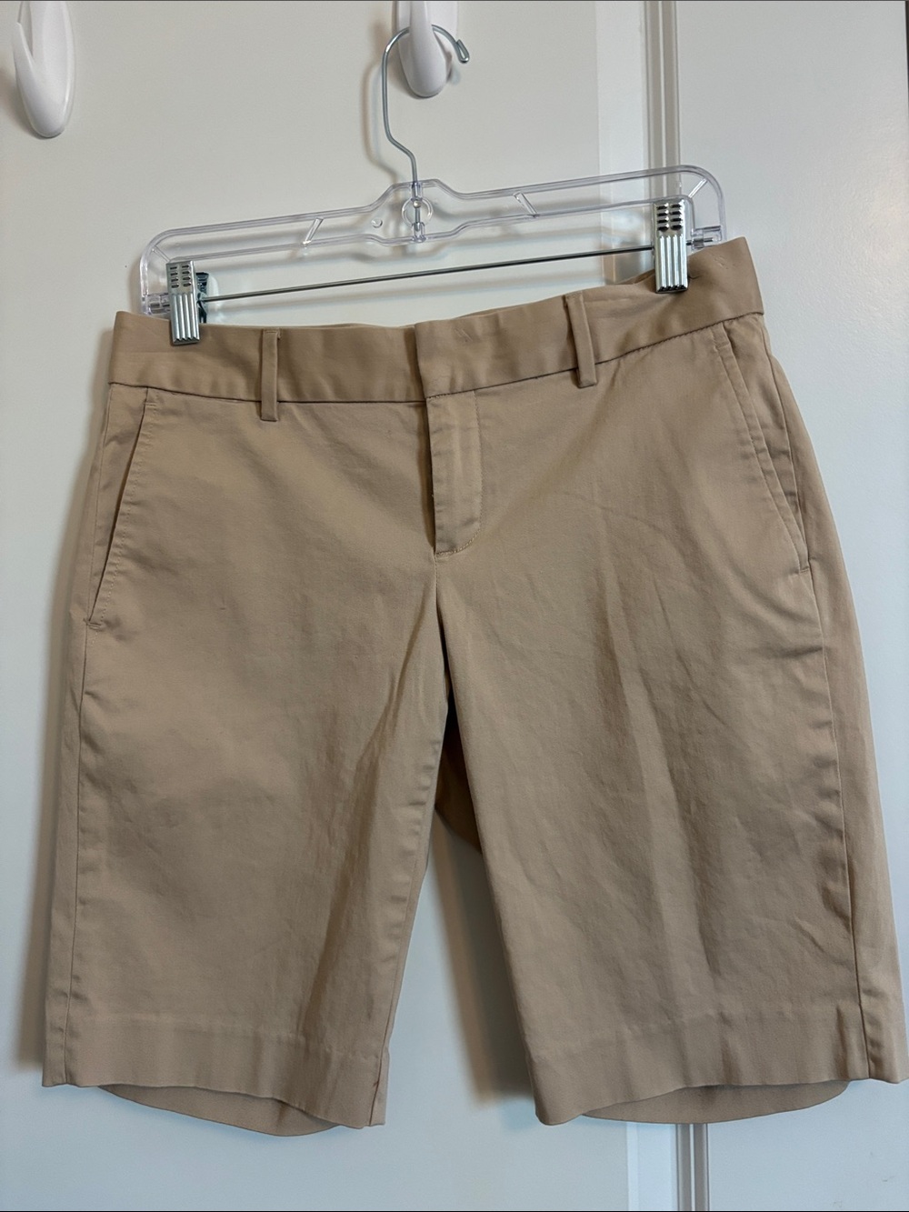 Banana Republic Classic Beige Knee-Length Chino Shorts size 2